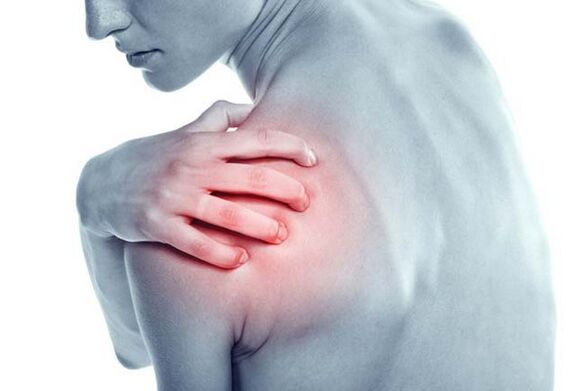 Ноющая боль в плече является симптомом остеоартроза плечевого сустава. 